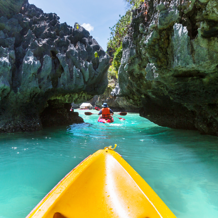Bạn nên đặt tour để khám phá được hết vẻ đẹp của hòn đảo này